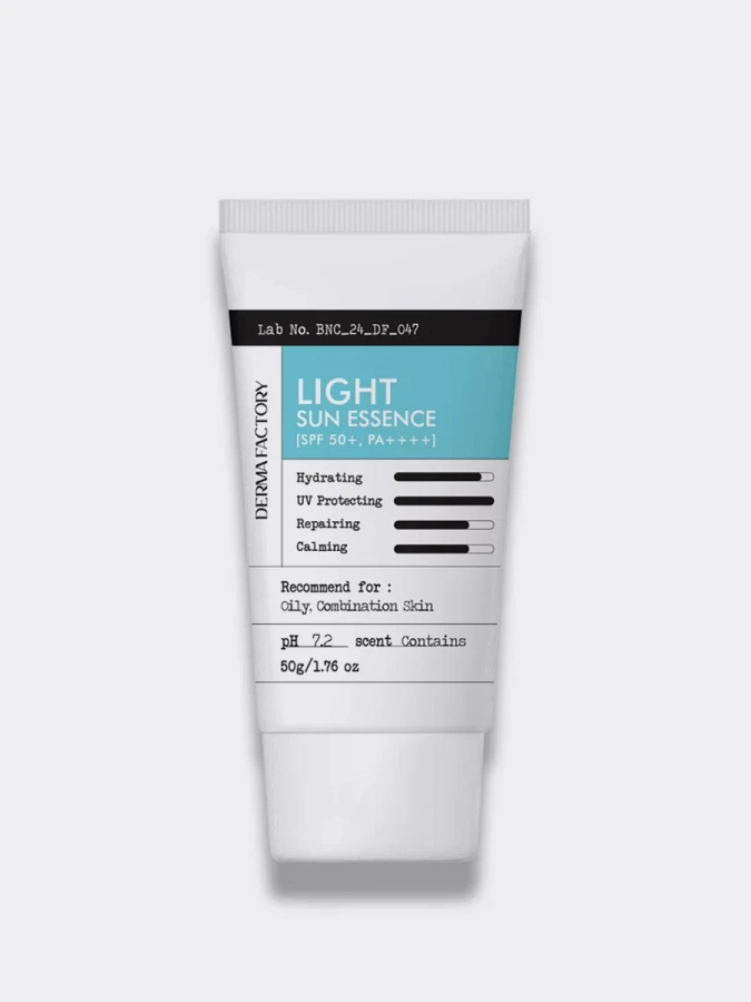 Лёгкая успокаивающая солнцезащитная эссенция Derma Factory Light Sun Essence SPF 50+ PA++++