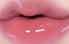 Лёгкий глянцевый блеск для губ fwee 3D Voluming Gloss A05 Currant 30%