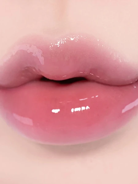 Лёгкий глянцевый блеск для губ fwee 3D Voluming Gloss A05 Currant 30%