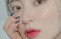 Лёгкий глянцевый тинт в оттенке ягодной ириски rom&nd DEWY·FUL Water Tint 05 Taffy