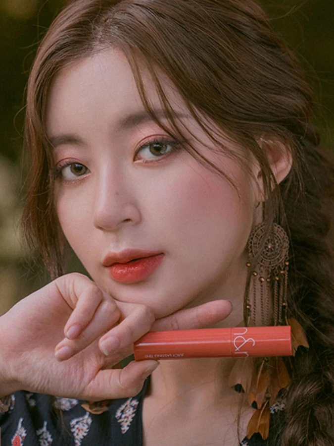 Сочный глянцевый пигмент для губ в ореховом оттенке rom&nd Juicy Lasting Tint 10 Nudy Peanut