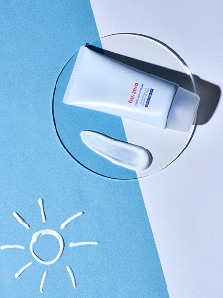 Мягкий солнцезащитный крем с гвайазуленом Derma Factory Be Zero Pure Sun Cream SPF 42 PA+++ Мягкий солнцезащитный крем с гвайазуленом Derma Factory Be Zero Pure Sun Cream SPF 42 PA+++
