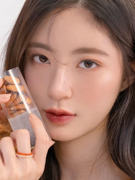 Сочный глянцевый пигмент для губ с оттенком миндаля и розы rom&nd Juicy Lasting Tint 19 Almond Rose