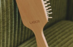 Деревянная массажная расчёска для волос La’dor Detangling Paddle Hair Brush (Beige)