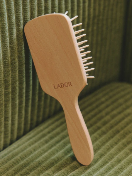 Деревянная массажная расчёска для волос La’dor Detangling Paddle Hair Brush (Beige)