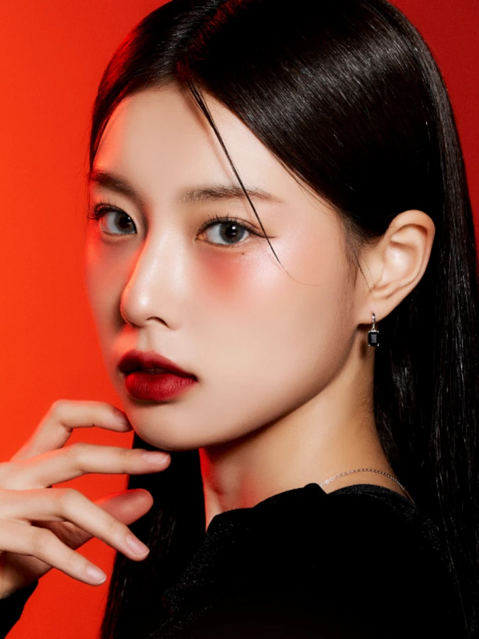 Мультифункциональный стик для макияжа в красном оттенке Ma:nyo Factory No Mercy Spell Mood Stick 04 Red Live