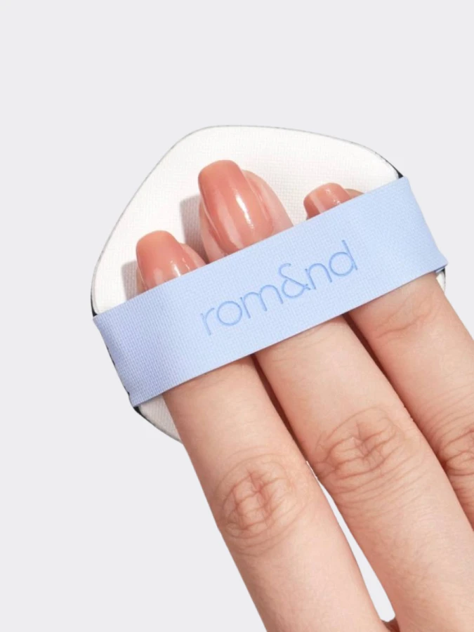 Тональное средство с влажным финишем в светлом оттенке rom&nd Bare Water Cushion 01 Porcelain 17 SPF38 PA++++