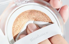 Тональный кушон с нейтральным финишем Biodance Radiant Pure Essence Cushion 23N SPF30+ PA++