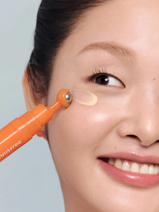 Обновляющая сыворотка-роллер для век с витамином С и ниацинамидом innisfree Vitamin C Niacinamide Brightening Eye Serum