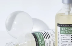Успокаивающий гель для душа с ниацинамидом Derma Factory Niacinamide 10% Body Wash