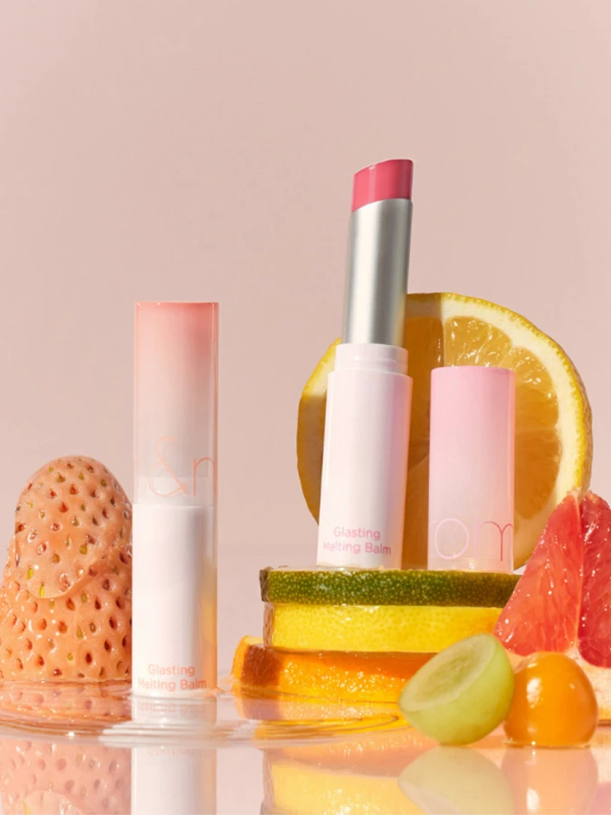 Оттеночный бальзам для губ в оттенке лепестков пиона rom&nd Glasting Melting Balm 09 Peonies