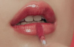 Легкий увлажняющий блеск-тинт для губ ALTERNATIVE STEREO Lip Potion Aqua Glow No.5 Raspberry Soap