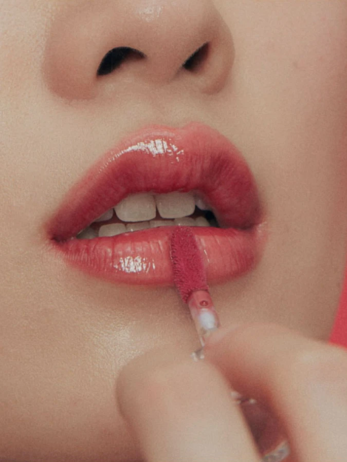 Легкий увлажняющий блеск-тинт для губ ALTERNATIVE STEREO Lip Potion Aqua Glow No.5 Raspberry Soap