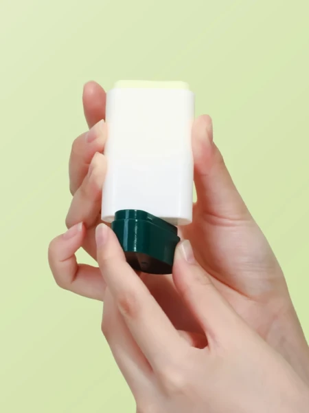 Успокаивающий солнцезащитный стик с экстрактом сосны и центеллы Round Lab Pine Calming Cica Airy Sunstick