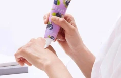 Крем для рук с ягодами асаи FRUDIA Squeeze Therapy Acai Berry Hand Cream