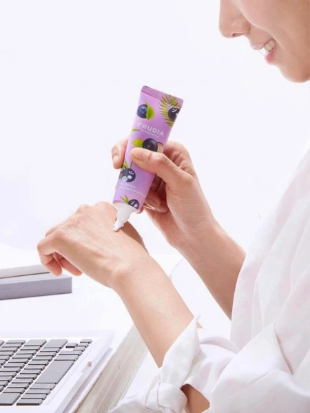 Крем для рук с ягодами асаи FRUDIA Squeeze Therapy Acai Berry Hand Cream