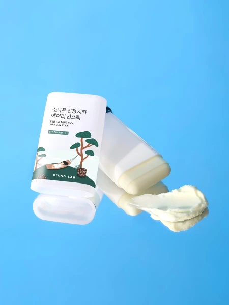 Успокаивающий солнцезащитный стик с экстрактом сосны и центеллы Round Lab Pine Calming Cica Airy Sunstick