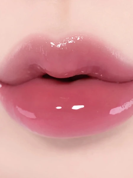 Интенсивный глянцевый блеск для губ fwee 3D Voluming Gloss B05 Currant 70%