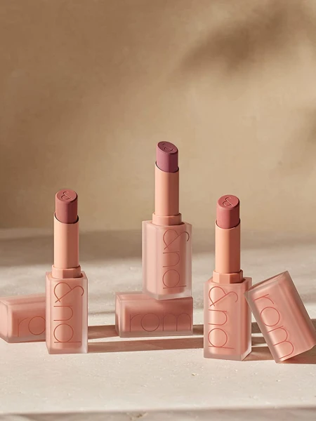 Мягкая кремовая помада в тёмно-нюдовом оттенке rom&nd Zero Matte Lipstick 23 Ruddy Nude