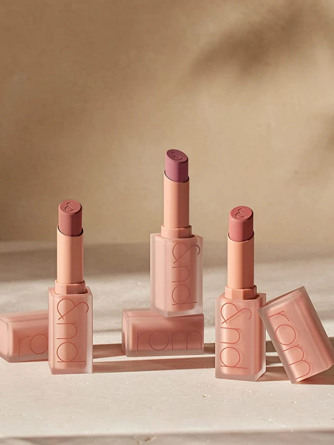 Мягкая кремовая помада в тёмно-нюдовом оттенке rom&nd Zero Matte Lipstick 23 Ruddy Nude
