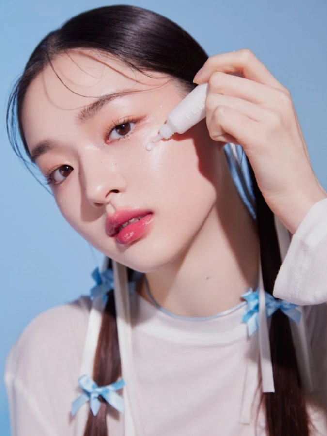 Сияющая сыворотка для макияжа в холодном оттенке FEEV Hyper-Fit Shimmering Serum Peach Fairy