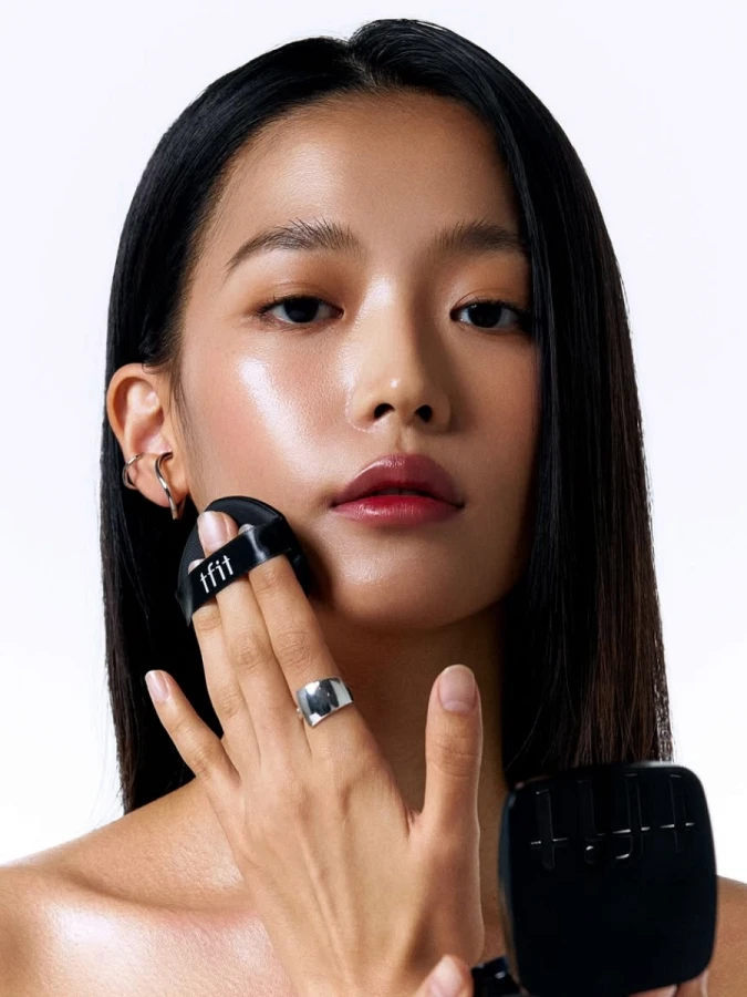 Тональное средство с сияющим финишем TFIT Layering Fit Glow Cushion EX C01 Porcelain SPF50+ PA++++