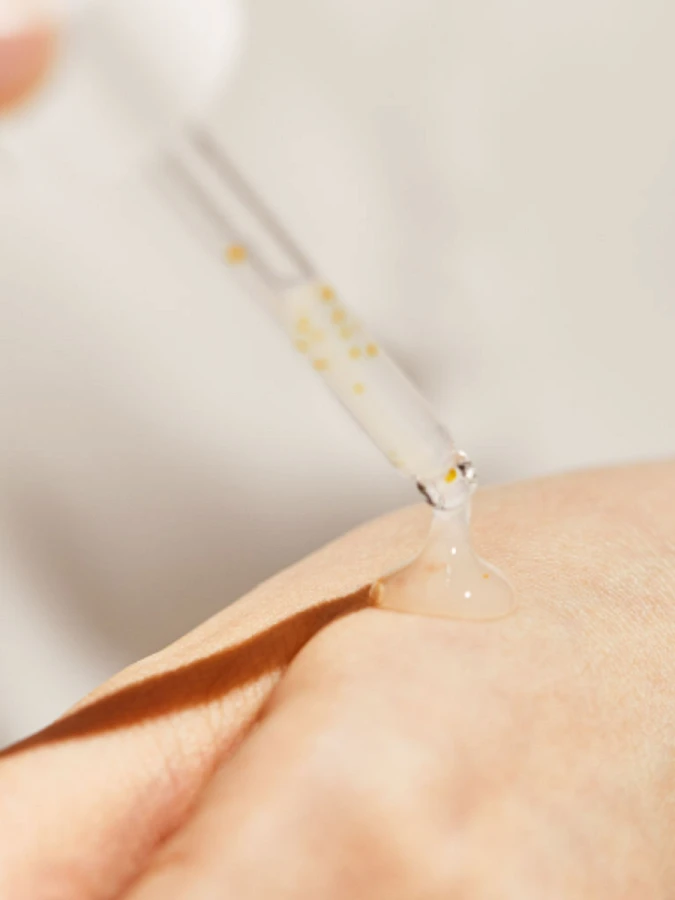 Мультивитаминная сыворотка для ровного тона кожи Ma:nyo Factory Galac Whitening Vita Serum