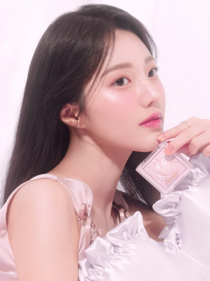 Сияющая пудра для лица в лавандовом оттенке Dasique Luxe Glow Highlighter #03 Ice Lavender