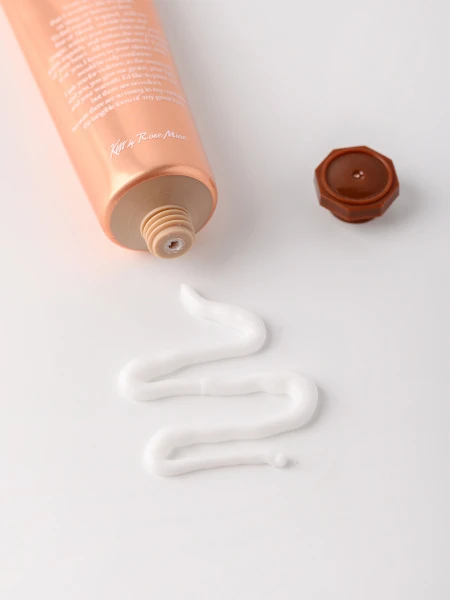 Крем для рук с ароматом мандарина и сладкого жасмина Kiss by Rosemine Fragrance Hand Cream Glamour Precious Крем для рук с ароматом мандарина и сладкого жасмина Kiss by Rosemine Fragrance Hand Cream Glamour Precious