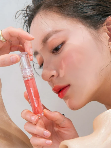Жидкий блеск для губ с сияющими частицами в кораловом оттенке rom&nd Glasting Water Gloss 01 Sanho Crush