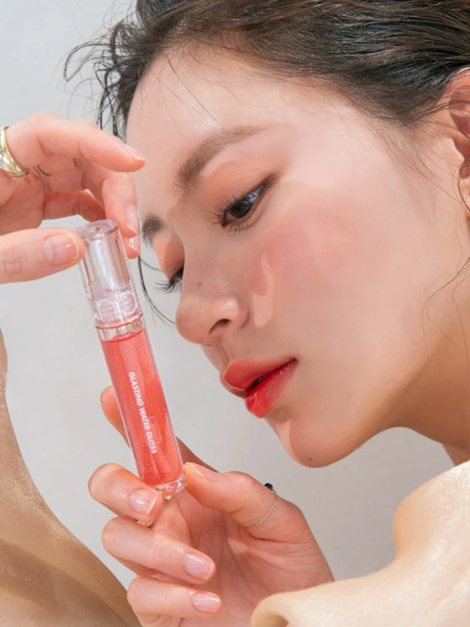 Жидкий блеск для губ с сияющими частицами в кораловом оттенке rom&nd Glasting Water Gloss 01 Sanho Crush