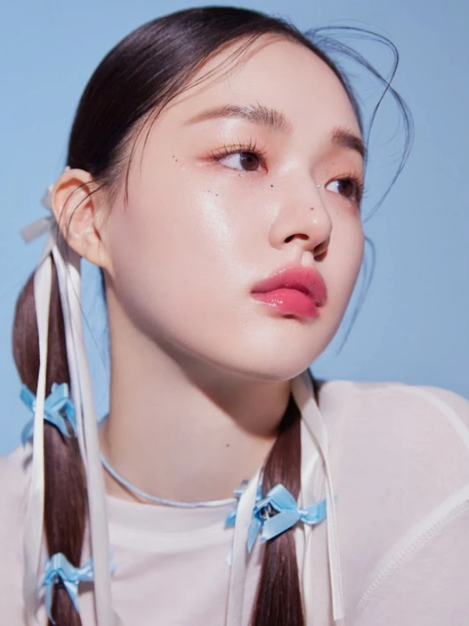 Сияющая сыворотка для макияжа в холодном оттенке FEEV Hyper-Fit Shimmering Serum Peach Fairy