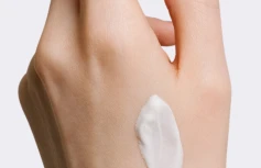 Лёгкий солнцезащитный крем с экстрактом черники FRUDIA Blueberry Hydrating Air Fit Sunscreen SPF50+ PA++++