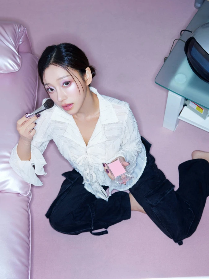 Сияющие румяна в розовом оттенке Huemi Inner Glow Soft Blush №01 Pink Fantasy