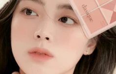 Палетка спрессованных румян в бежево-розовых оттенках Dasique Blending Mood Cheek #04 Beige Knit