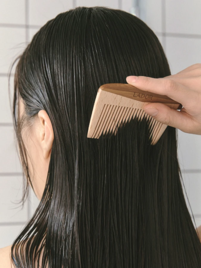 Деревянная миниатюрная расчёска для волос La’dor Detangling Mini Hair Comb