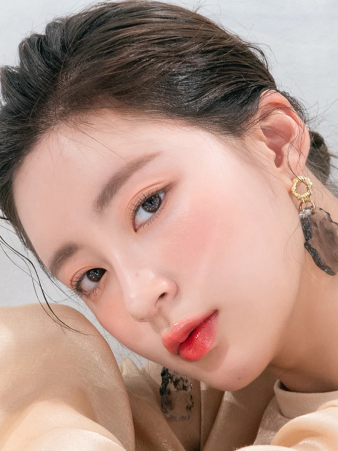 Жидкий блеск для губ с сияющими частицами в кораловом оттенке rom&nd Glasting Water Gloss 01 Sanho Crush