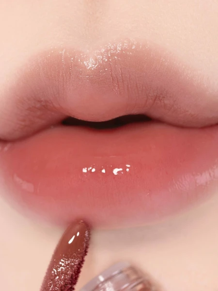 Легкий увлажняющий блеск-тинт для губ ALTERNATIVE STEREO Lip Potion Aqua Glow No.9 Coco Milk