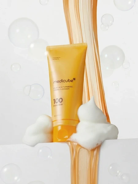 Осветляющая пенка для умывания с кислотами и экстрактом куркумы Medicube  Kojic Acid Turmeric Toning Cleanser