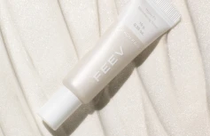 Сияющая сыворотка-хайлайтер в холодном оттенке FEEV Hyper-Fit Shimmering Serum Peach Fairy