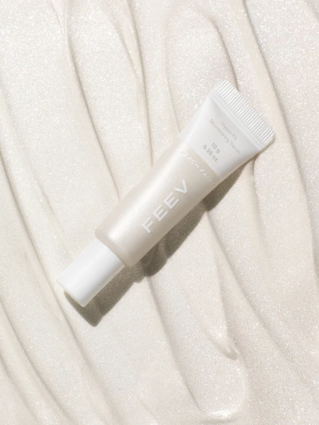 Сияющая сыворотка для макияжа в холодном оттенке FEEV Hyper-Fit Shimmering Serum Peach Fairy