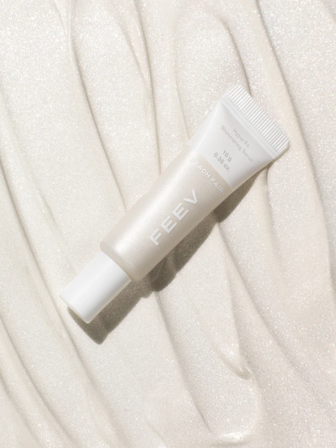 Сияющая сыворотка для макияжа в холодном оттенке FEEV Hyper-Fit Shimmering Serum Peach Fairy