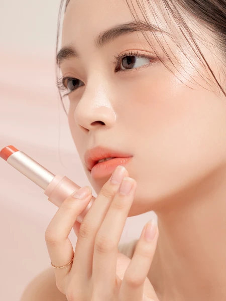 Глянцевая помада в ярком персиковом оттенке Dasique Mood Glow Lipstick #03 Peaches