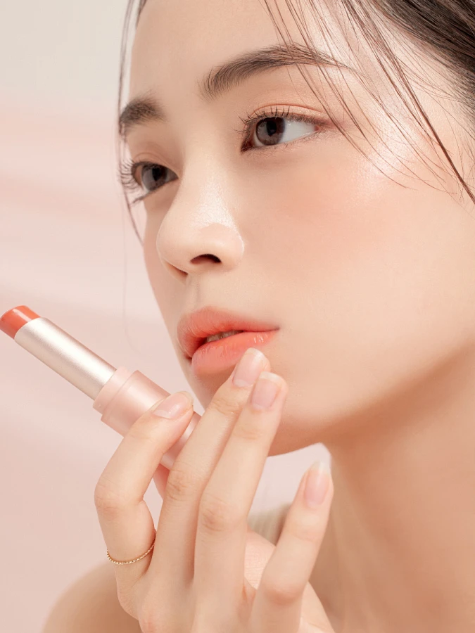 Глянцевая помада в ярком персиковом оттенке Dasique Mood Glow Lipstick #03 Peaches