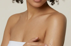 Осветляющая пилинг-скатка для тела с койевой кислотой Medicube Kojic Acid Turmeric Body Peel