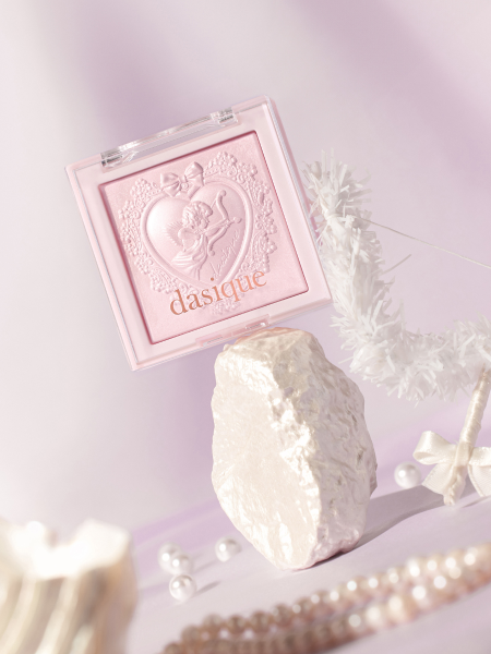 Хайлайтер для лица в лавандовом оттенке Dasique Luxe Glow Highlighter #03 Ice Lavender