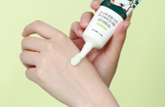 Мягкий солнцезащитный крем с экстрактом сосны и центеллы Round Lab Pine Calming Cica Mild-Up Sunscreen SPF50+ PA++++
