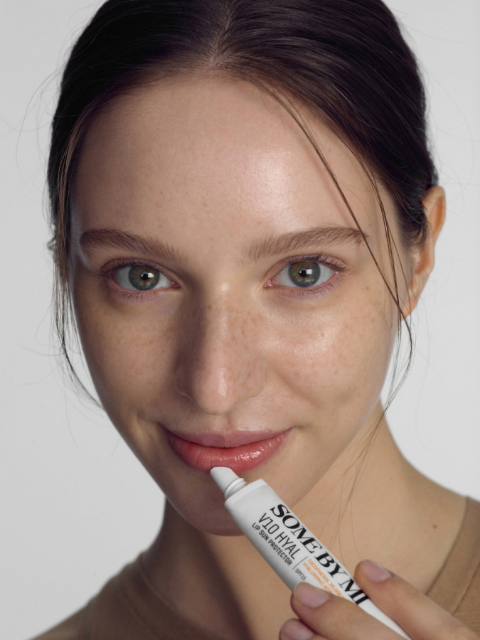 Антиоксидантный солнцезащитный бальзам для губ с гиалуроновой кислотой Some By Mi V10 Hyal Lip Sun Protector SPF15