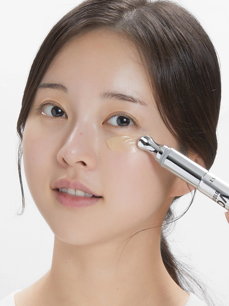 Осветляющий крем для век с витамином С и микроиглами VT Reedle Shot Vita-Light Eye Cream