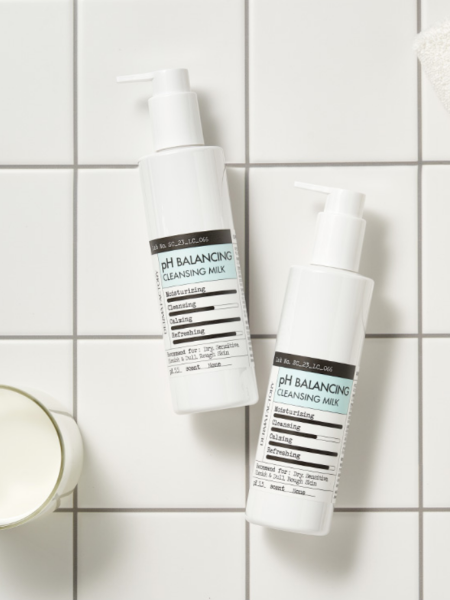 Балансирующее молочко для снятия макияжа с пантенолом Derma Factory PH Balancing Cleansing Milk Балансирующее молочко для снятия макияжа с пантенолом Derma Factory PH Balancing Cleansing Milk